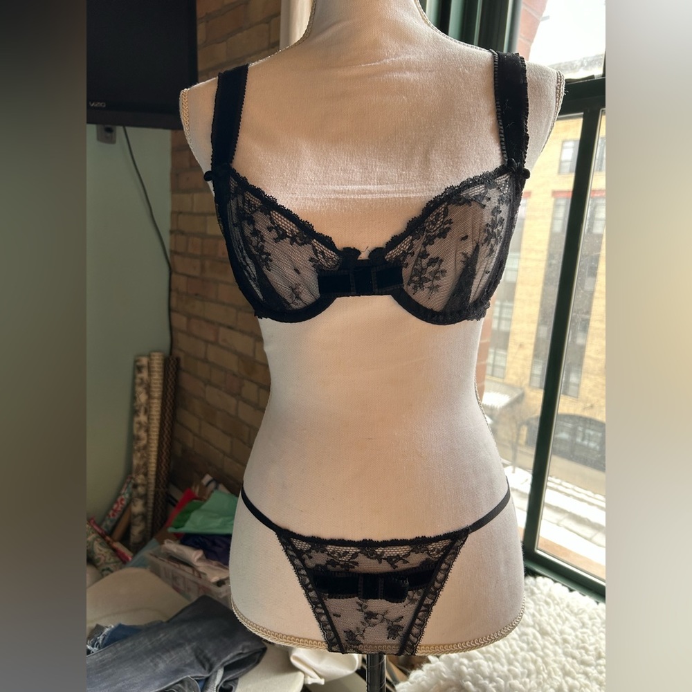 Victoria secret designer collection 2 bras 1 panty